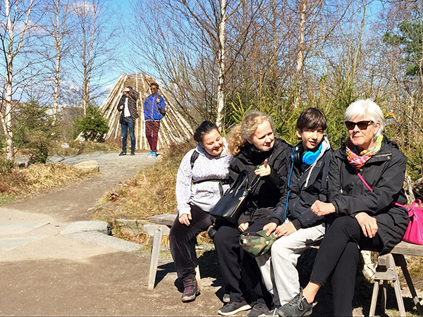 Elever och lärare njuter av solen på Skansen