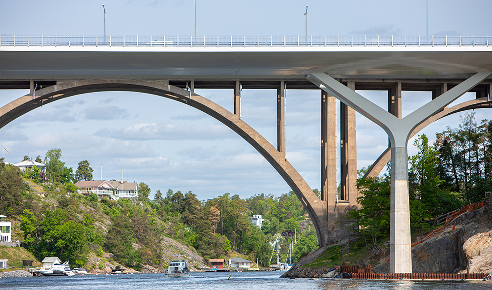 Bild som visar den nya Skurubron i fronten och Gamla Skurubron bakom