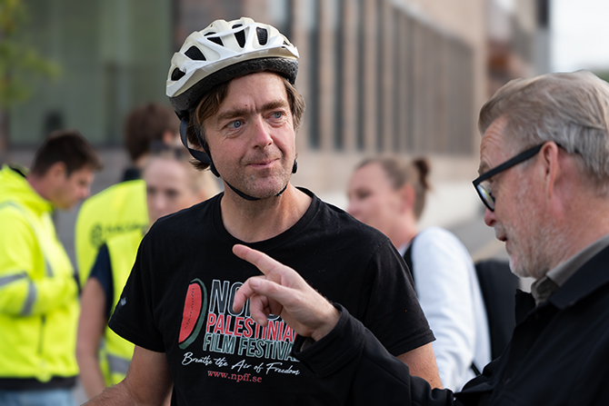 Peter Zethraeus ordf. natur- och trafiknämnden och cyklisten Peder Åkerman diskuterar cykling i Nacka