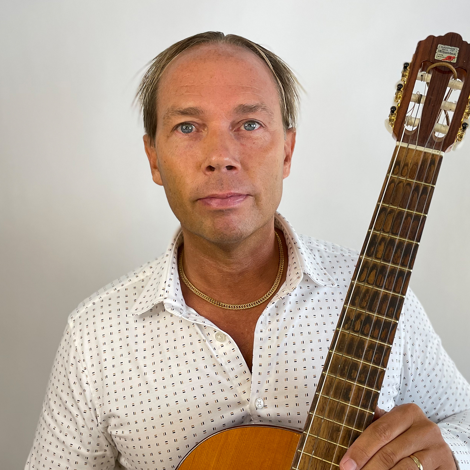 Emil Kjellbom Gitarr.jpg