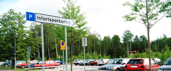 Bilparkering och skylt för infartsparkering.